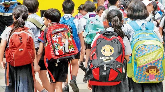 भारी बस्ता ऊपर सख्ती : स्कूल मन म बैग पॉलिसी लागू नइ होही त प्राचार्य होही जिम्मेदार