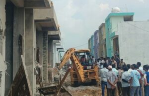 रावतपुरा फेस-2 म निगम के बुलडोजर कार्रवाई, बिना नक्शा पास कराए बने 40 मकान म पहुंचिस नोटिस