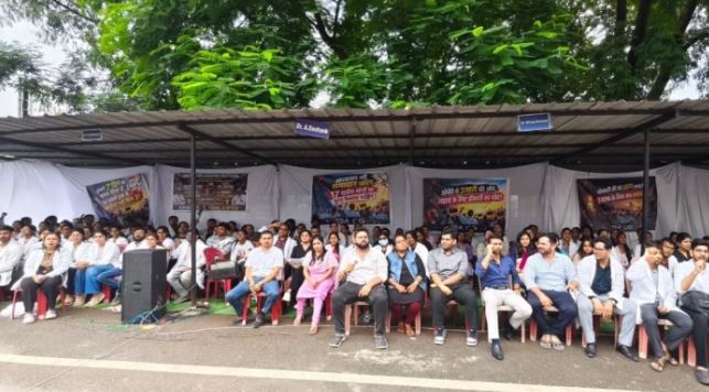 स्टाइपेंड 26 फीसदी बढ़िस, तभो ले हड़ताल जारी… रायपुर म 17 मांग ला लेके अड़े जूनियर डॉक्टर, ओपीडी बंद