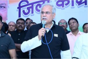 SIR के विरोध मं छत्तीसगढ़ कांग्रेस के कलेक्ट्रेट घेराव, पुलिस संग झूमाझटकी; भूपेश बघेल बोले- ज्ञानेश कुमार इस्तीफा देवय