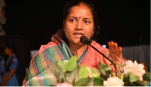 मंत्री लक्ष्मी राजवाड़े के गाड़ी म गिरिस टोल के बूम बैरियर, सुरक्षाकर्मी ह टोलकर्मी ला मारे थप्पड़