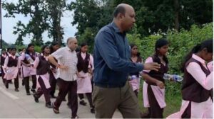 अंबिकापुर कलेक्टोरेट बर पैदल निकलिन एकलव्य स्कूल के 45 छात्रा, जानव का हे मामला