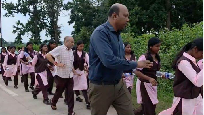 अंबिकापुर कलेक्टोरेट बर पैदल निकलिन एकलव्य स्कूल के 45 छात्रा, जानव का हे मामला