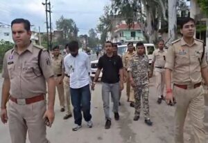 आईपीएस के बेटा के बेल्ट ले पिटई करे वाले आरोपी मन के पुलिस निकालिस जुलूस, कोर्ट ले जेल भेजे गिन