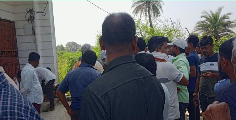 सेक्स रैकेट के शिकायत मं पुलिस के रेड, हिरासत मं 18 युवक-युवती, नाराज गांव वाले मन घेरिस मकान