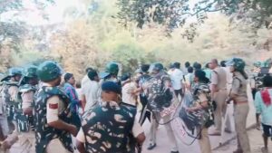 पीये के पानी बर तीन दिन ले चक्काजाम, बिहनिया ने पुलिस ग्रामीण मन ल उठा ले गिस, जानव पूरा मामला 
